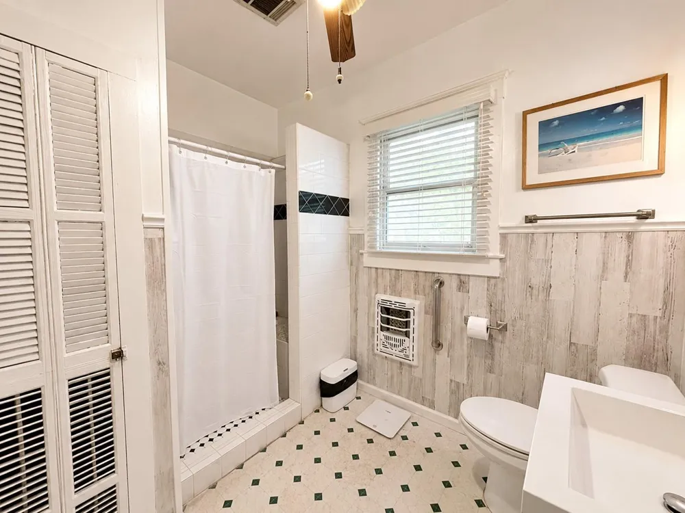 1012 W Adoue Street Alvin, TX 77511
