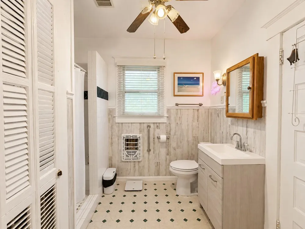 1012 W Adoue Street Alvin, TX 77511