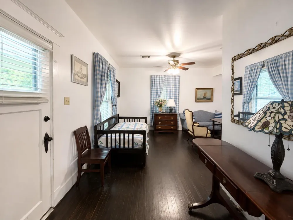 1012 W Adoue Street Alvin, TX 77511