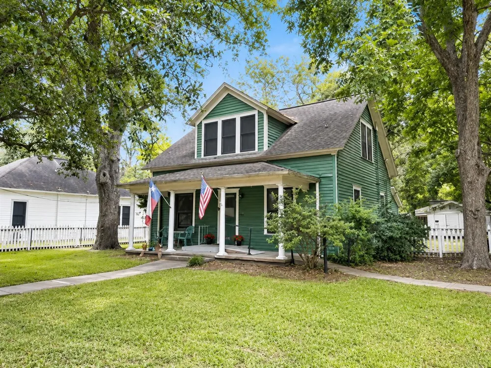 1012 W Adoue Street Alvin, TX 77511