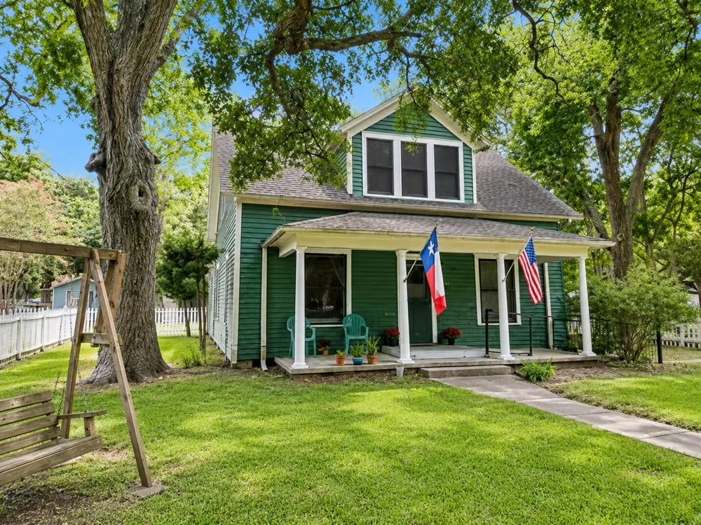 1012 W Adoue Street Alvin, TX 77511