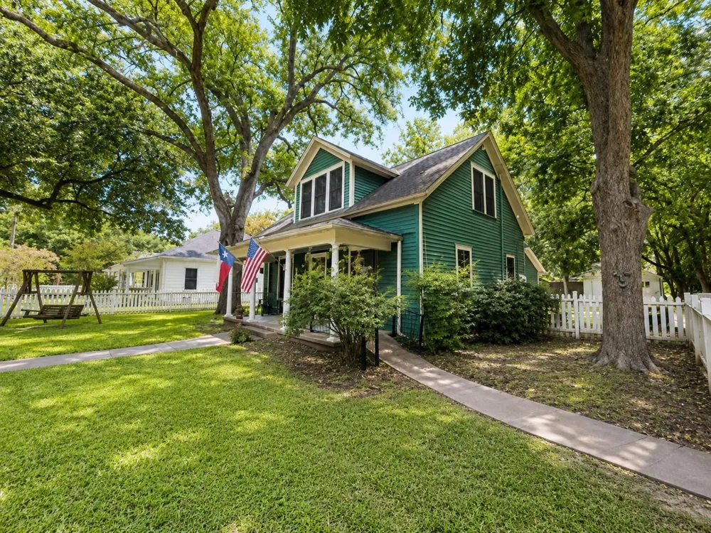 1012 W Adoue Street Alvin, TX 77511