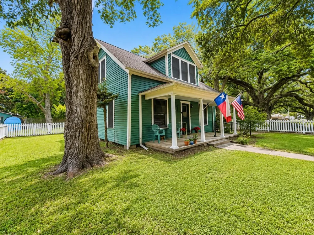 1012 W Adoue Street Alvin, TX 77511