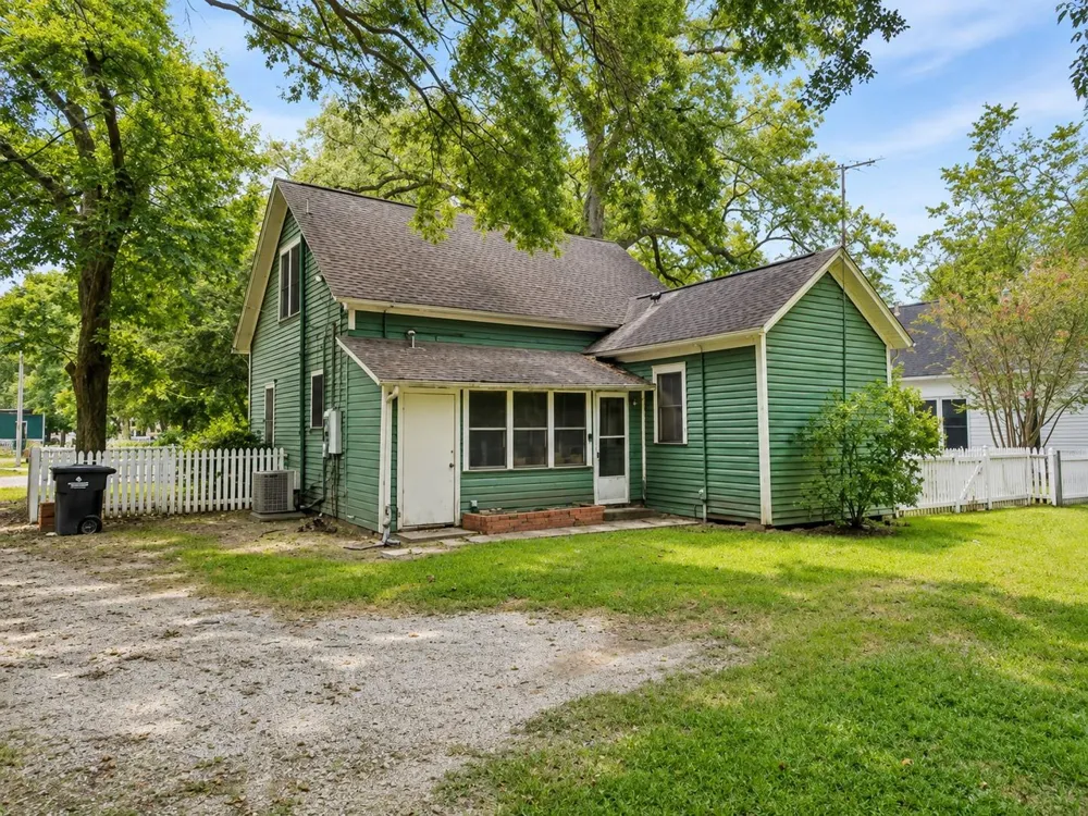 1012 W Adoue Street Alvin, TX 77511