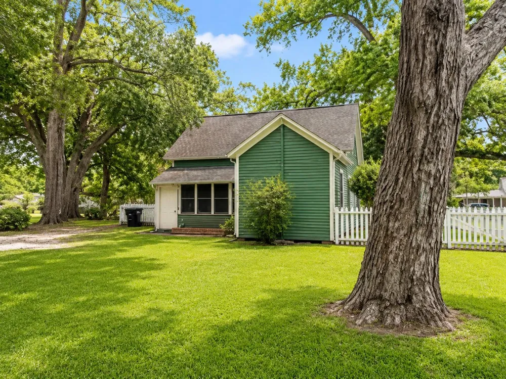 1012 W Adoue Street Alvin, TX 77511