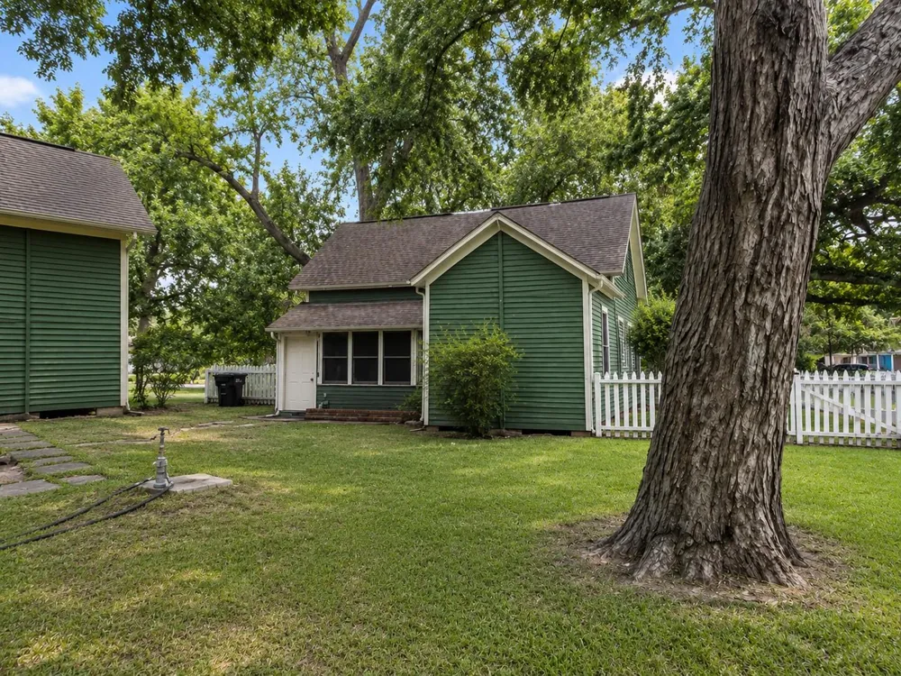 1012 W Adoue Street Alvin, TX 77511