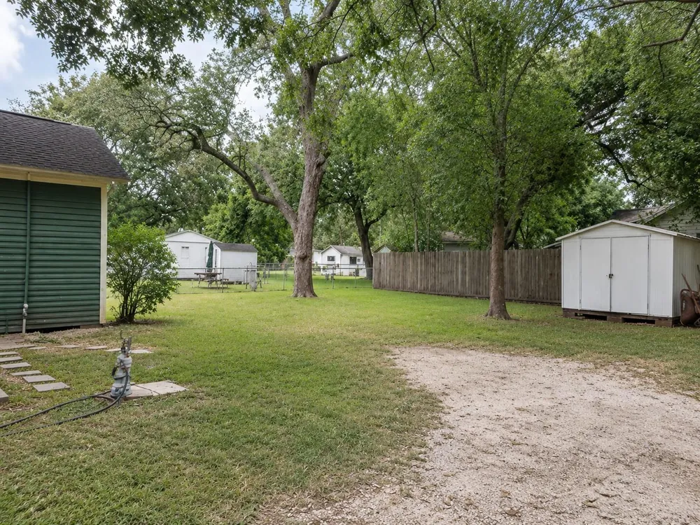 1012 W Adoue Street Alvin, TX 77511
