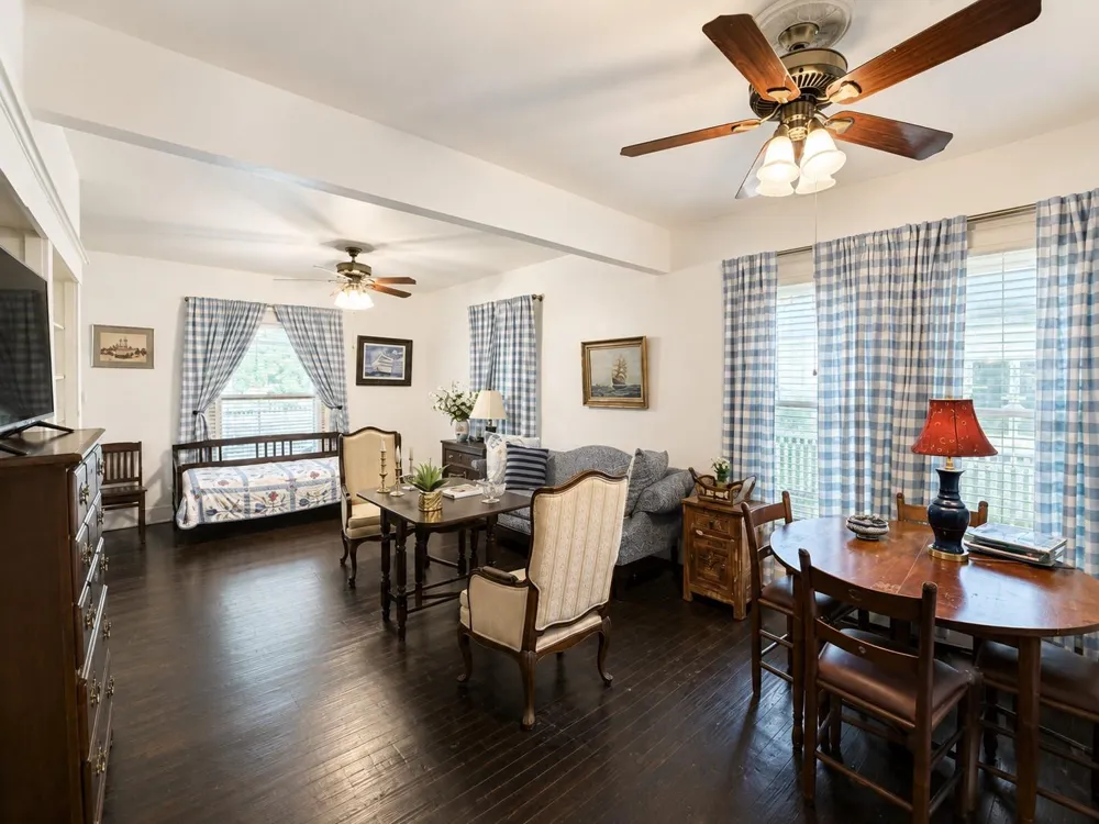 1012 W Adoue Street Alvin, TX 77511