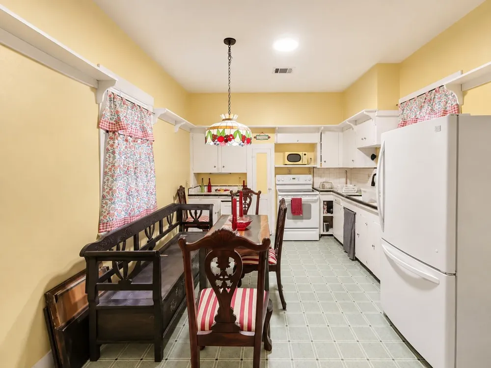 1012 W Adoue Street Alvin, TX 77511