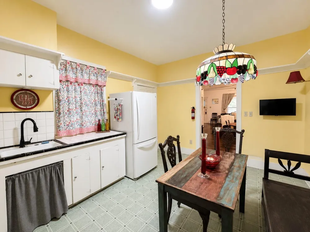 1012 W Adoue Street Alvin, TX 77511