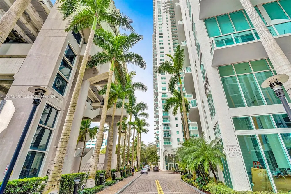 31 SE 5th St #902 Miami, FL 33131