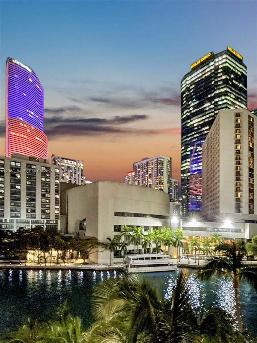 31 SE 5th St #902 Miami, FL 33131