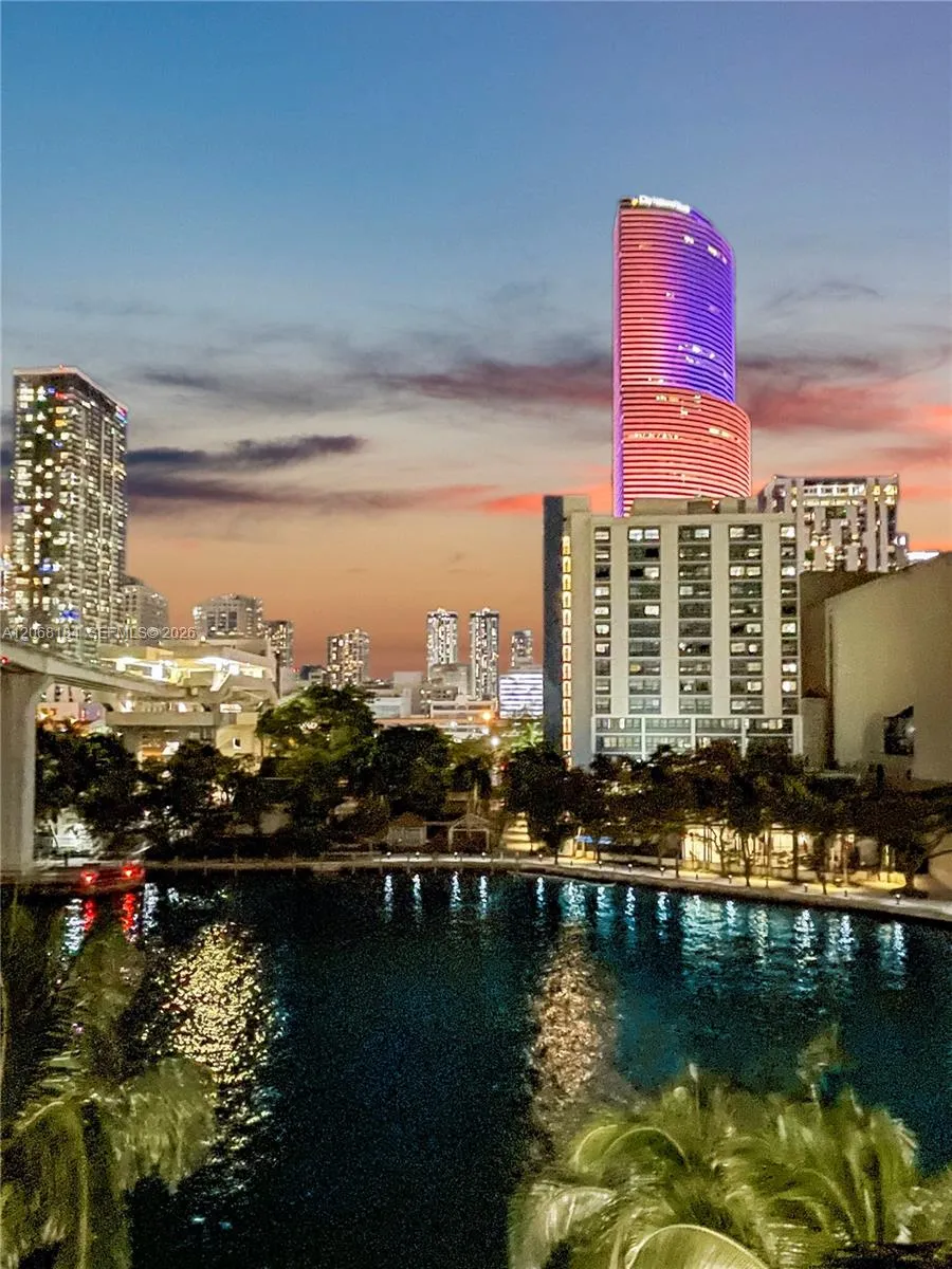31 SE 5th St #902 Miami, FL 33131