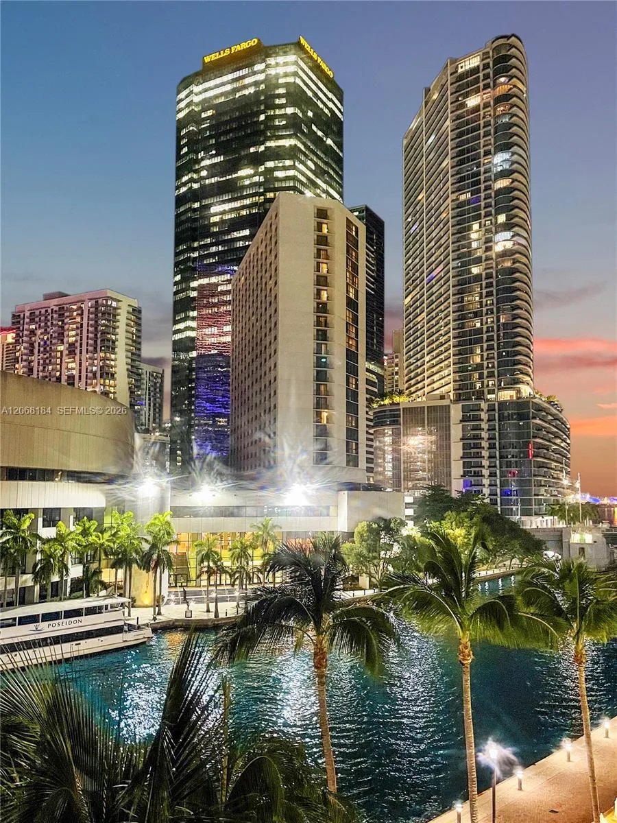 31 SE 5th St #902 Miami, FL 33131