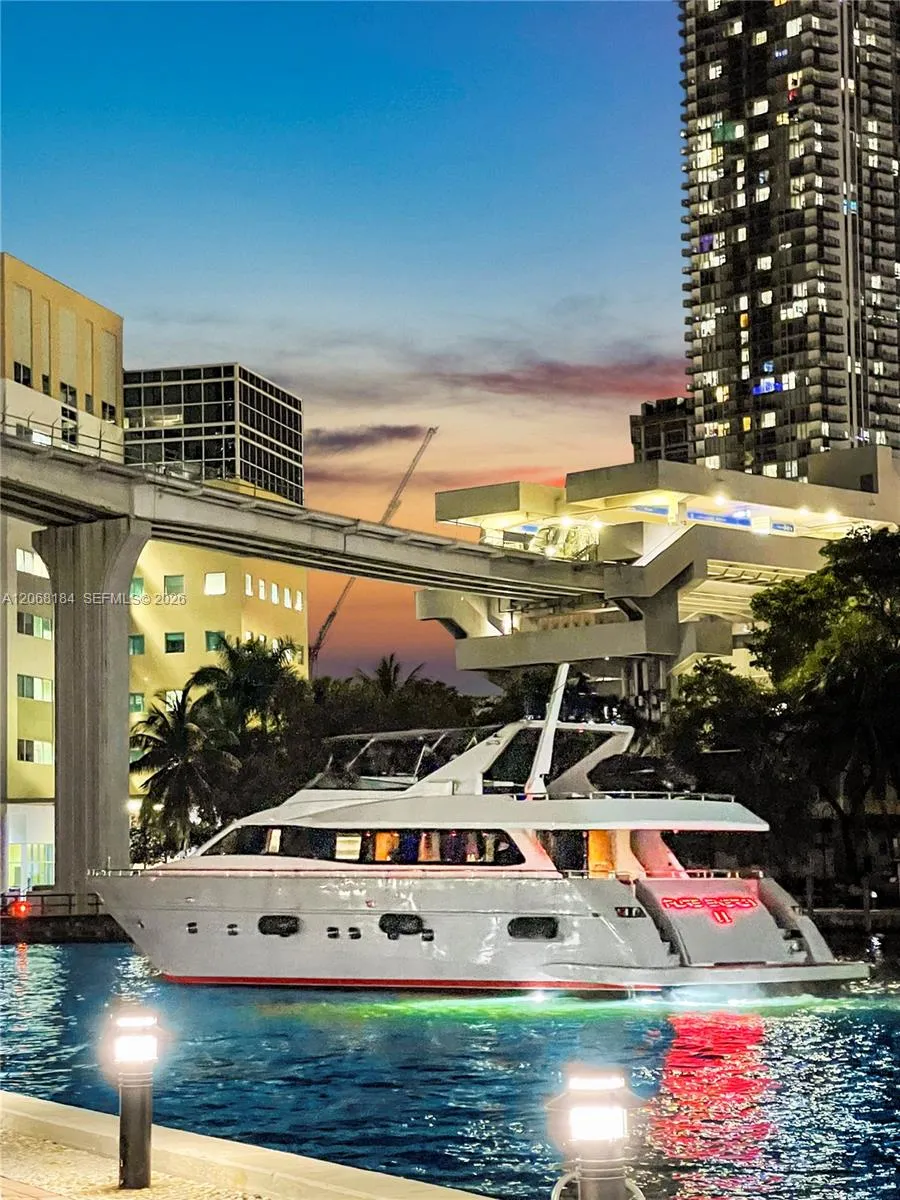 31 SE 5th St #902 Miami, FL 33131
