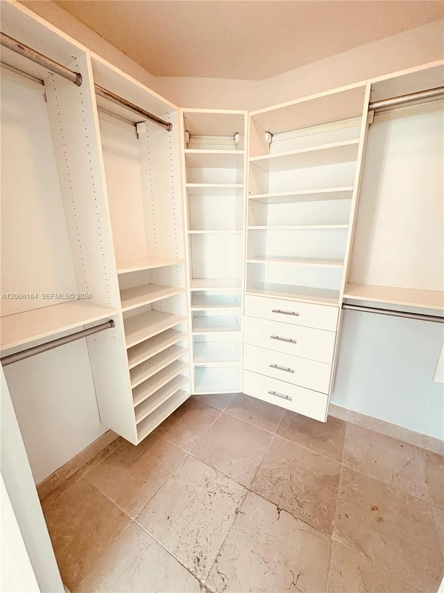31 SE 5th St #902 Miami, FL 33131