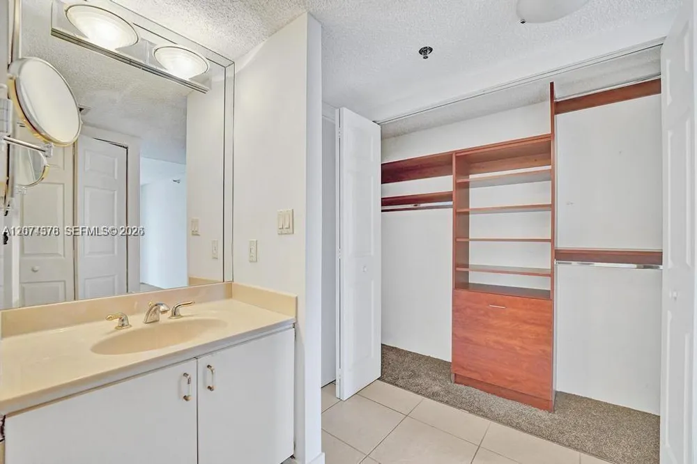 20505 E Country Club Dr #938 Aventura, FL 33180