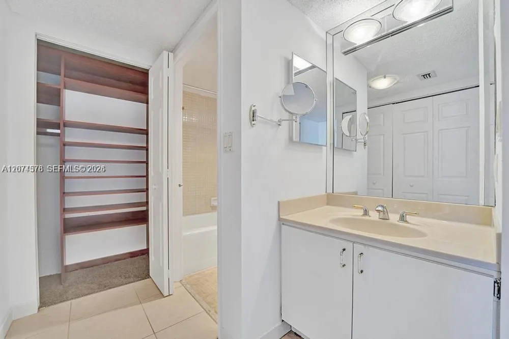20505 E Country Club Dr #938 Aventura, FL 33180