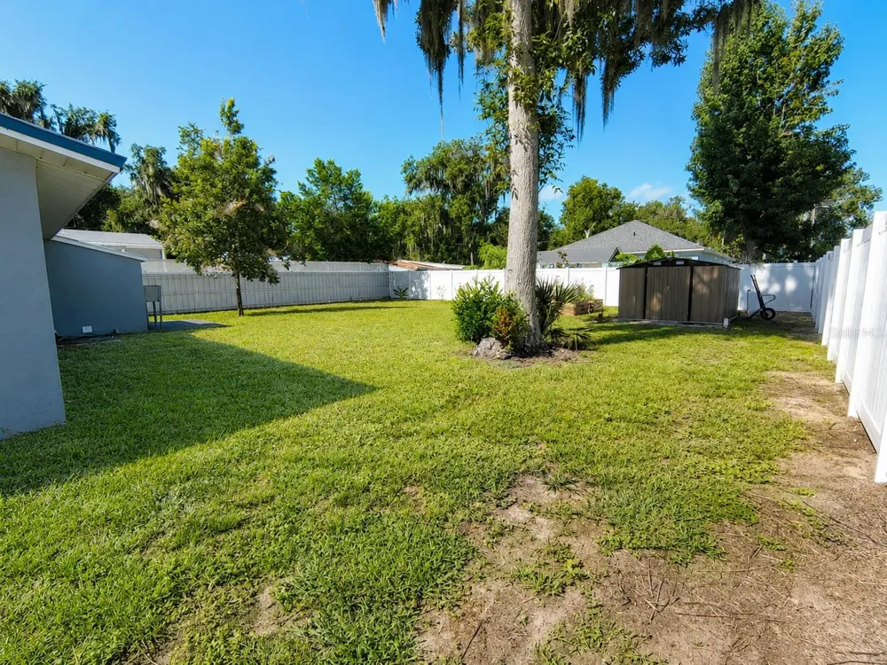 1924 CR 439C Lake Panasoffkee, FL 33538