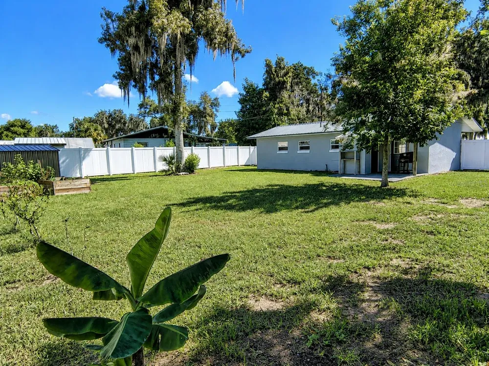 1924 CR 439C Lake Panasoffkee, FL 33538