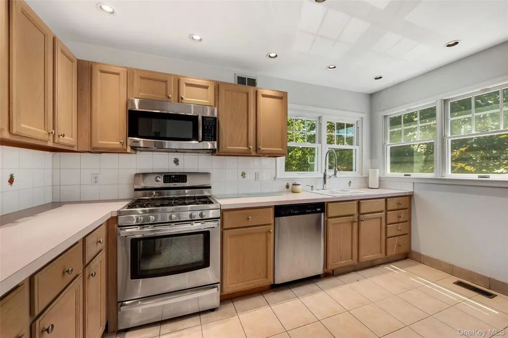 21 Brookridge Court Rye Brook, NY 10573
