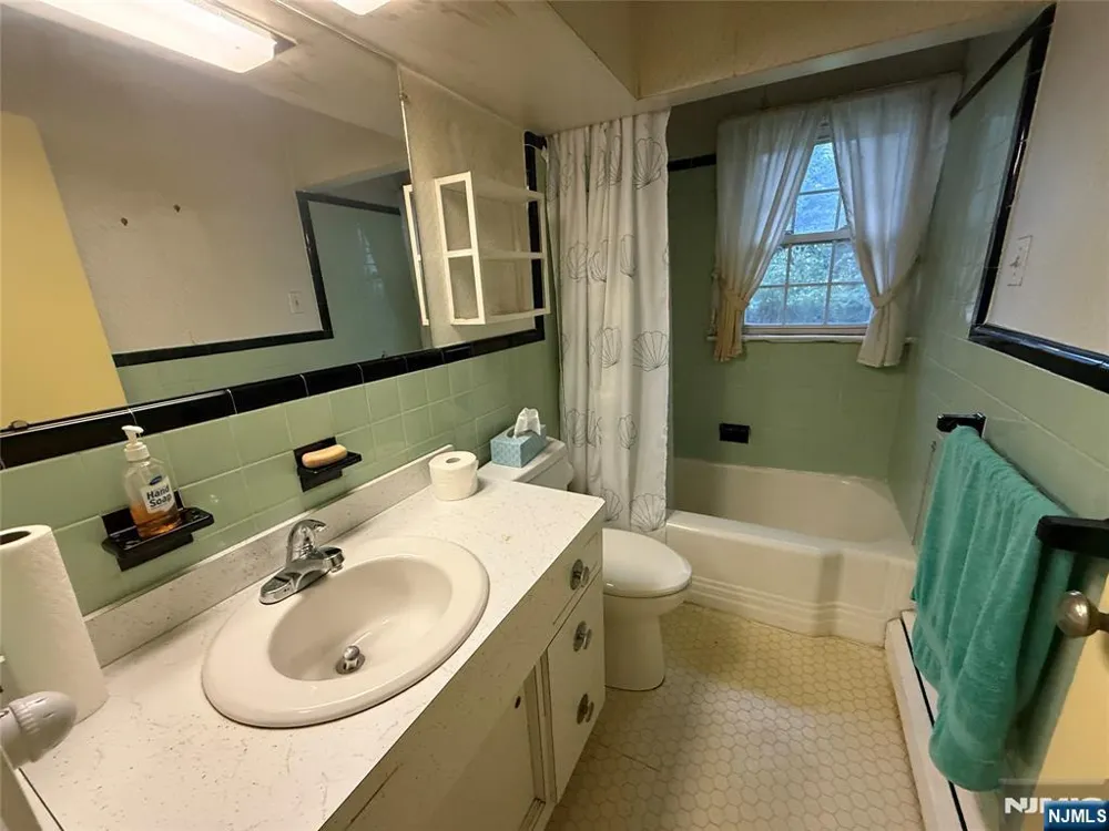 76 Linwood Avenue Midland Park, NJ 07432