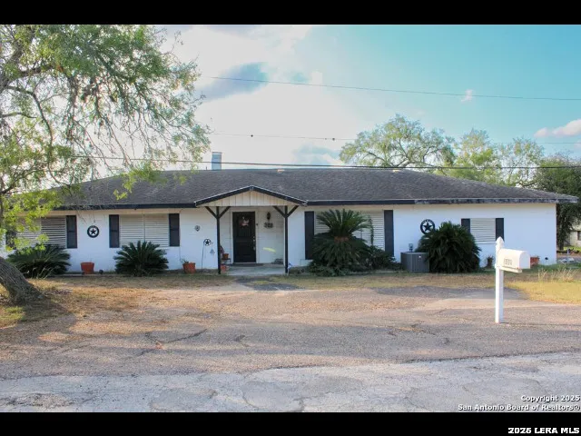 102 holman Lake City, TX 78368