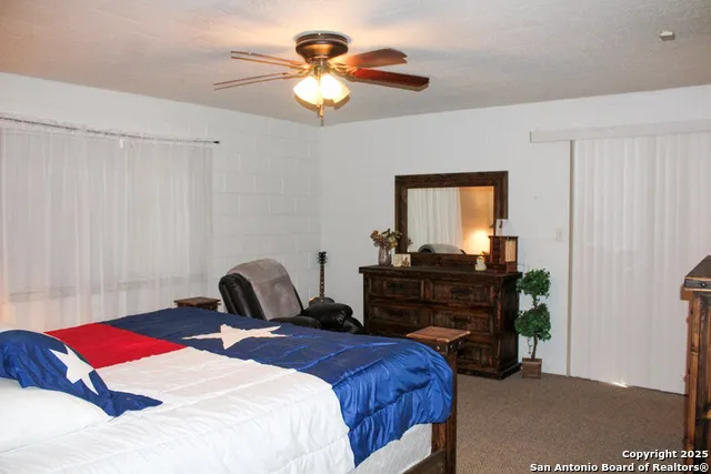 102 holman Lake City, TX 78368