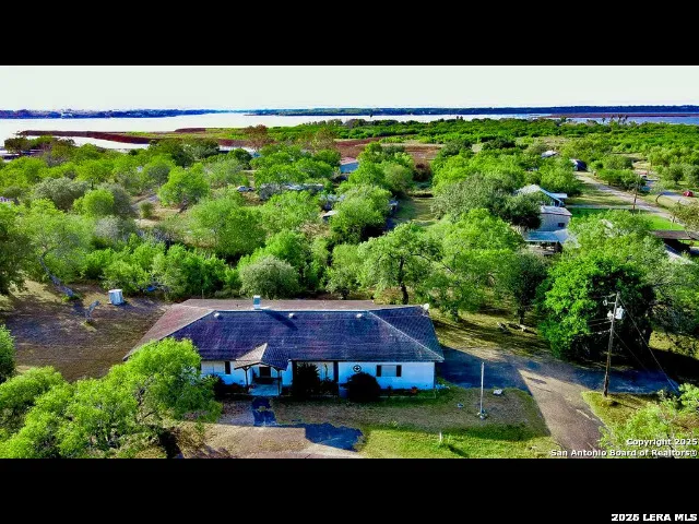 102 holman Lake City, TX 78368