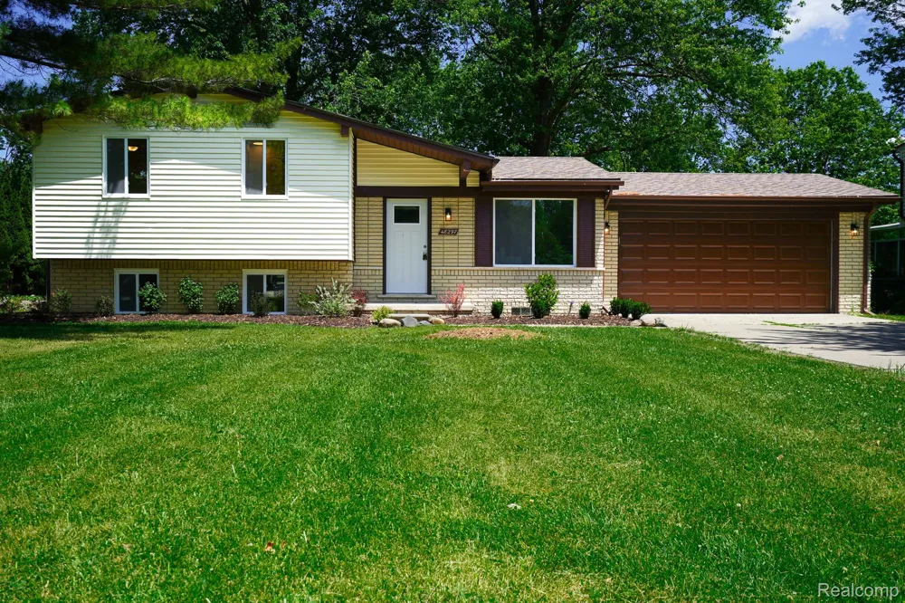 48297 Mallard Drive Chesterfield Township, MI 48047