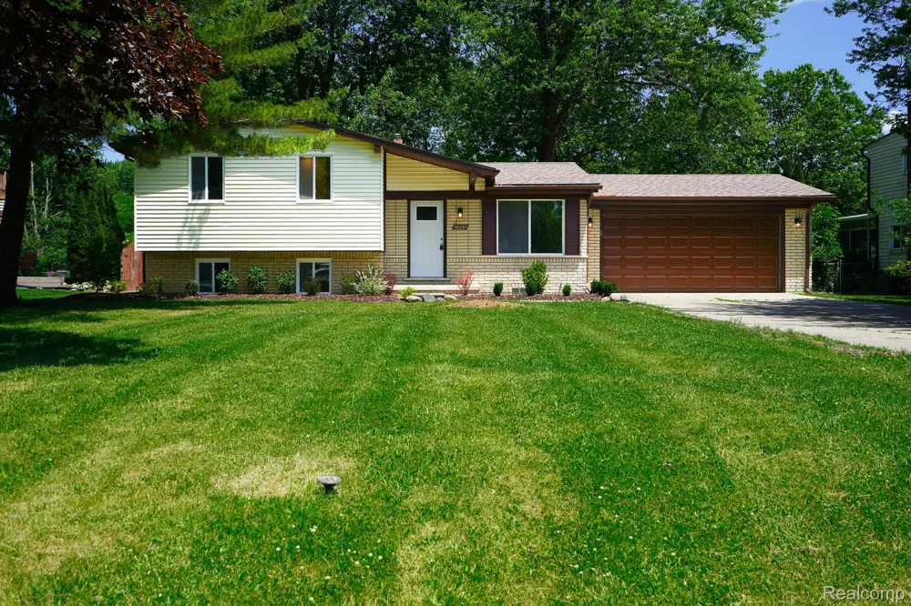 48297 Mallard Drive Chesterfield Township, MI 48047