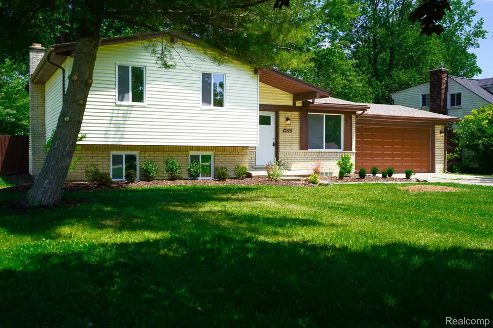 48297 Mallard Drive Chesterfield Township, MI 48047