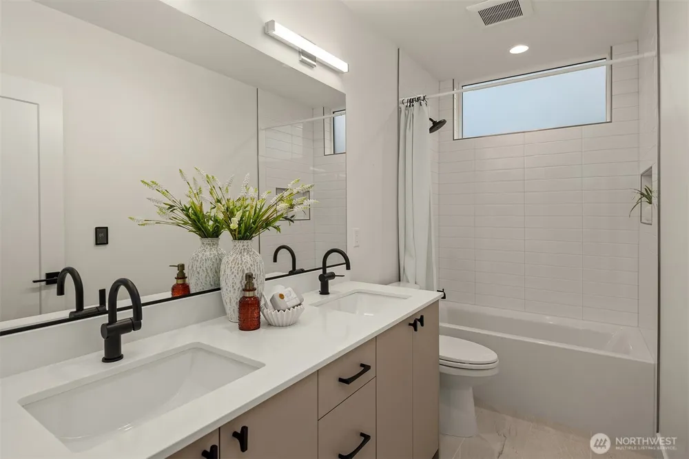 4406 1st Avenue NE Seattle, WA 98105