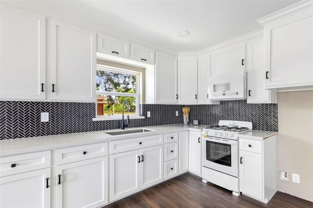 301 S Magnolia Street Highlands, TX 77562