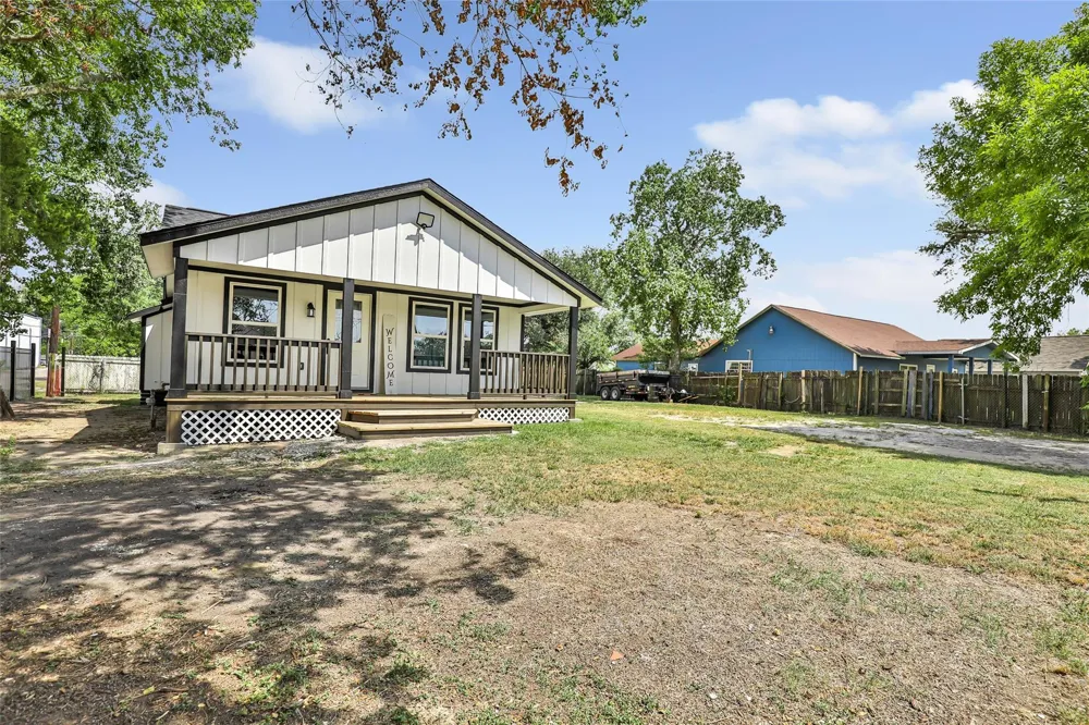 301 S Magnolia Street Highlands, TX 77562