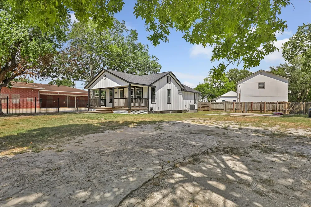 301 S Magnolia Street Highlands, TX 77562