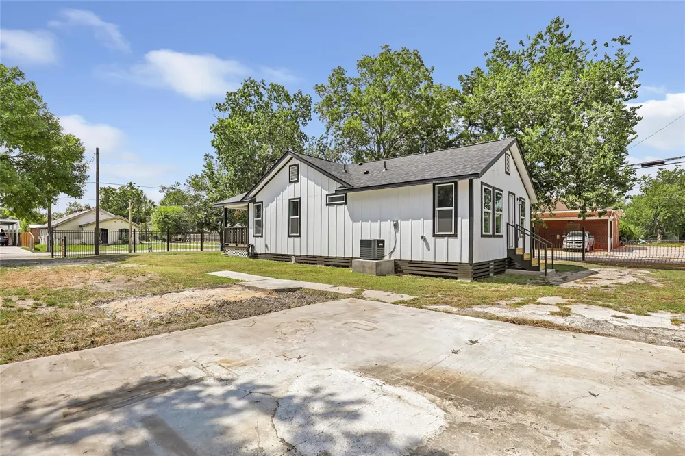 301 S Magnolia Street Highlands, TX 77562