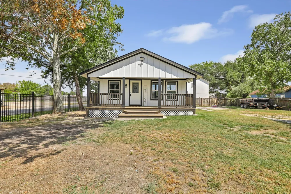 301 S Magnolia Street Highlands, TX 77562