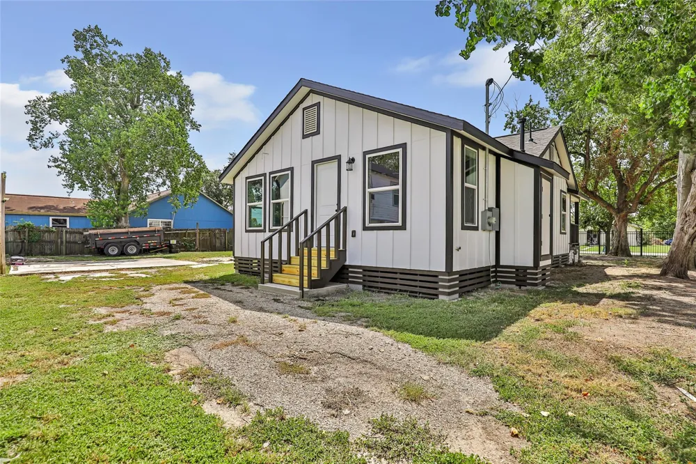 301 S Magnolia Street Highlands, TX 77562