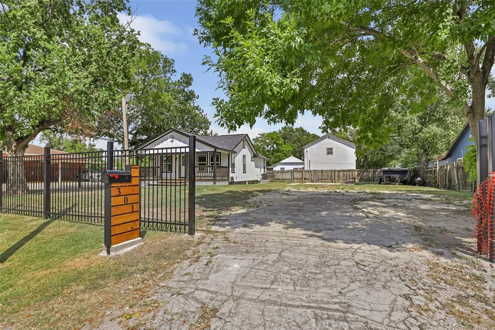 301 S Magnolia Street Highlands, TX 77562