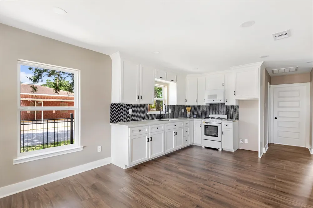 301 S Magnolia Street Highlands, TX 77562