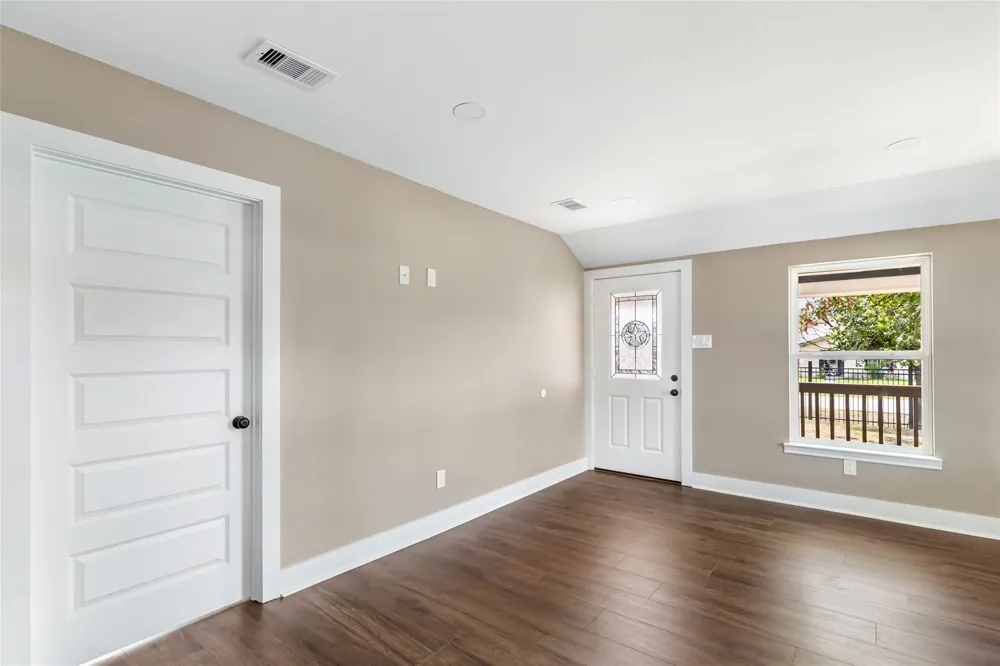 301 S Magnolia Street Highlands, TX 77562
