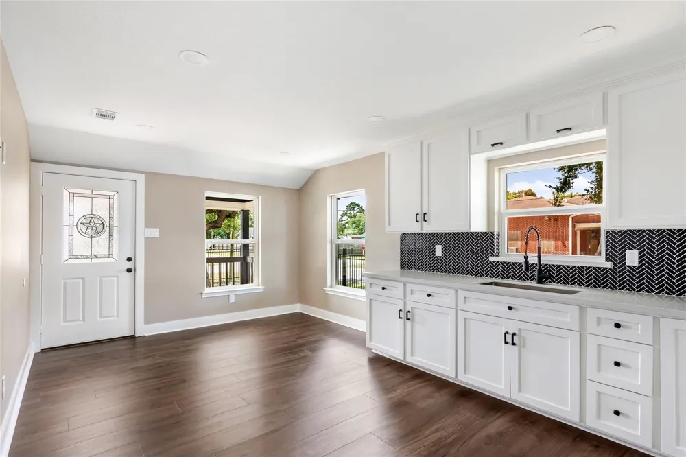 301 S Magnolia Street Highlands, TX 77562