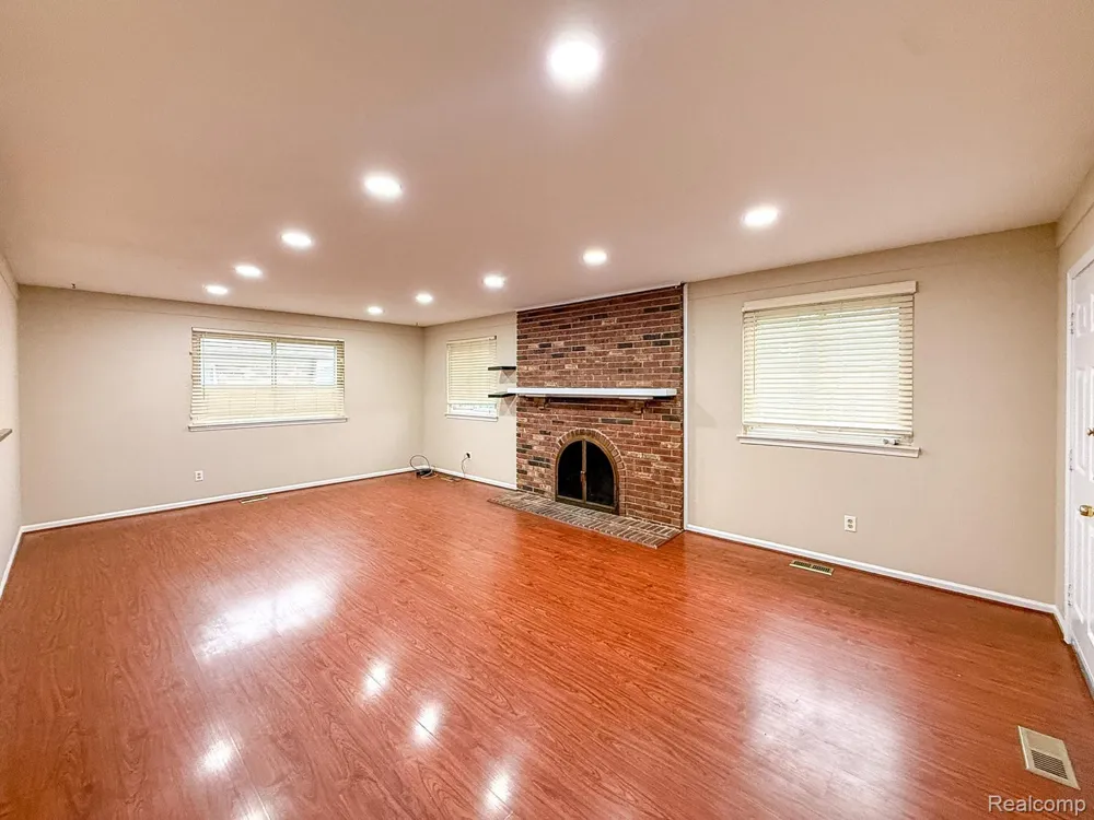 2863 Continental Drive Troy City, MI 48083