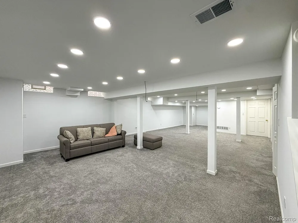 2863 Continental Drive Troy City, MI 48083