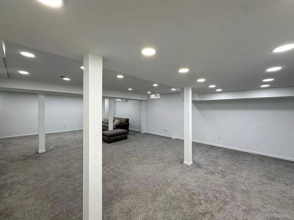 2863 Continental Drive Troy City, MI 48083