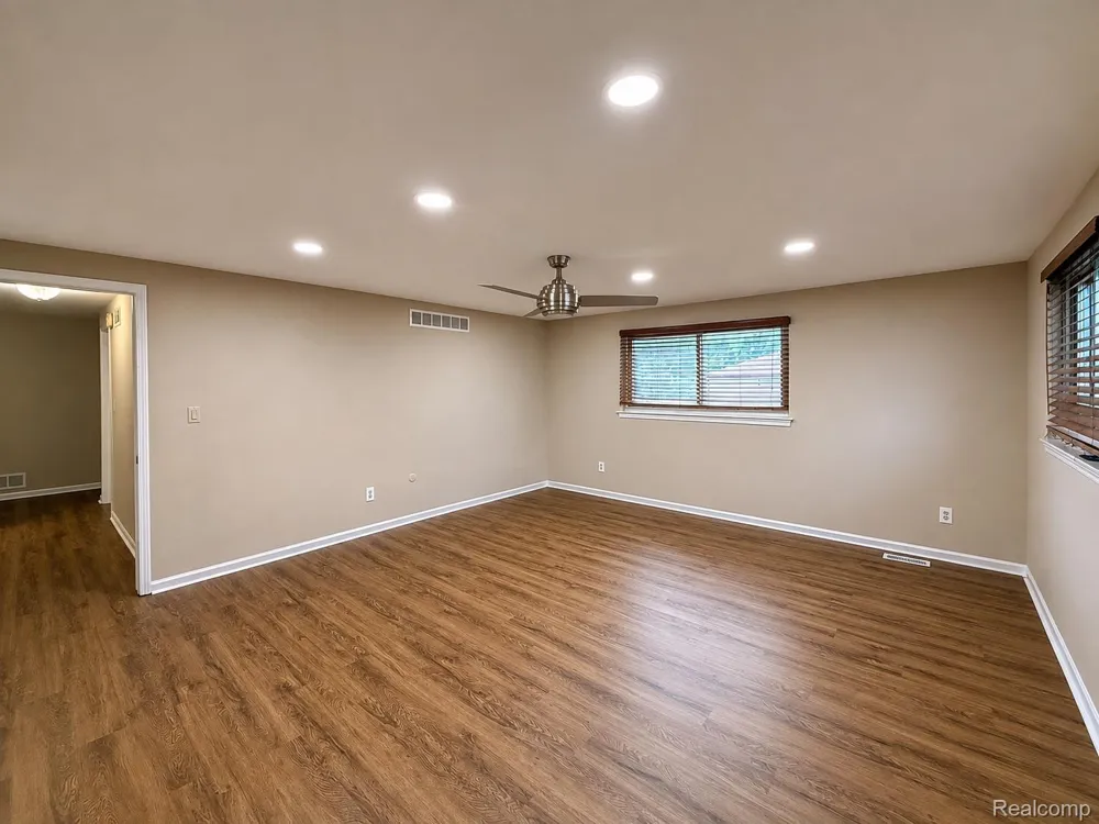 2863 Continental Drive Troy City, MI 48083