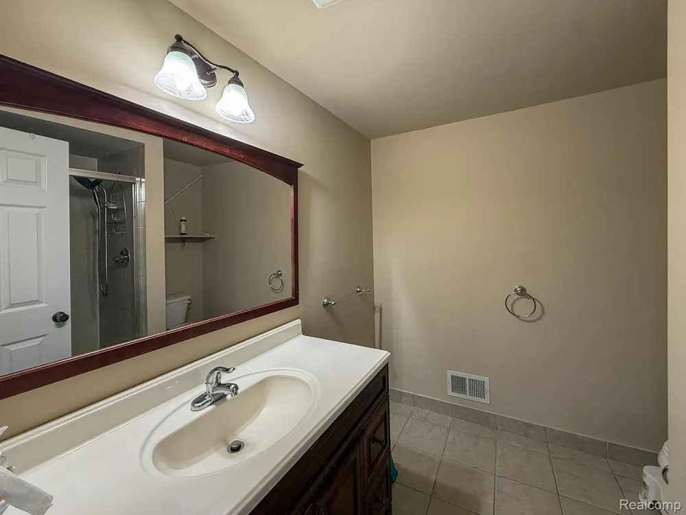2863 Continental Drive Troy City, MI 48083