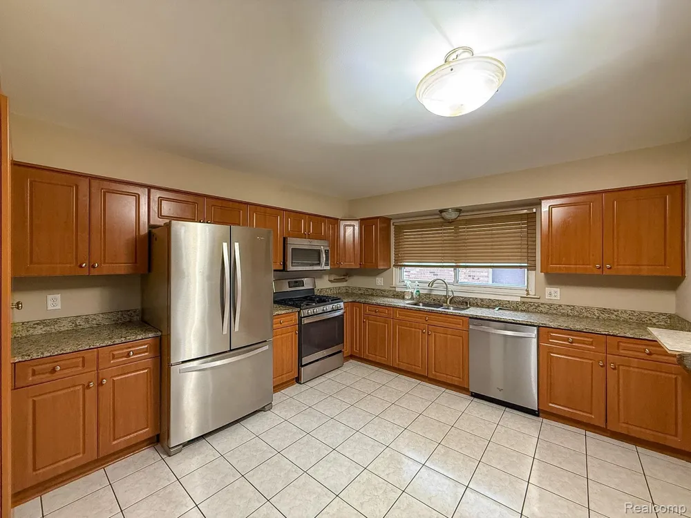 2863 Continental Drive Troy City, MI 48083