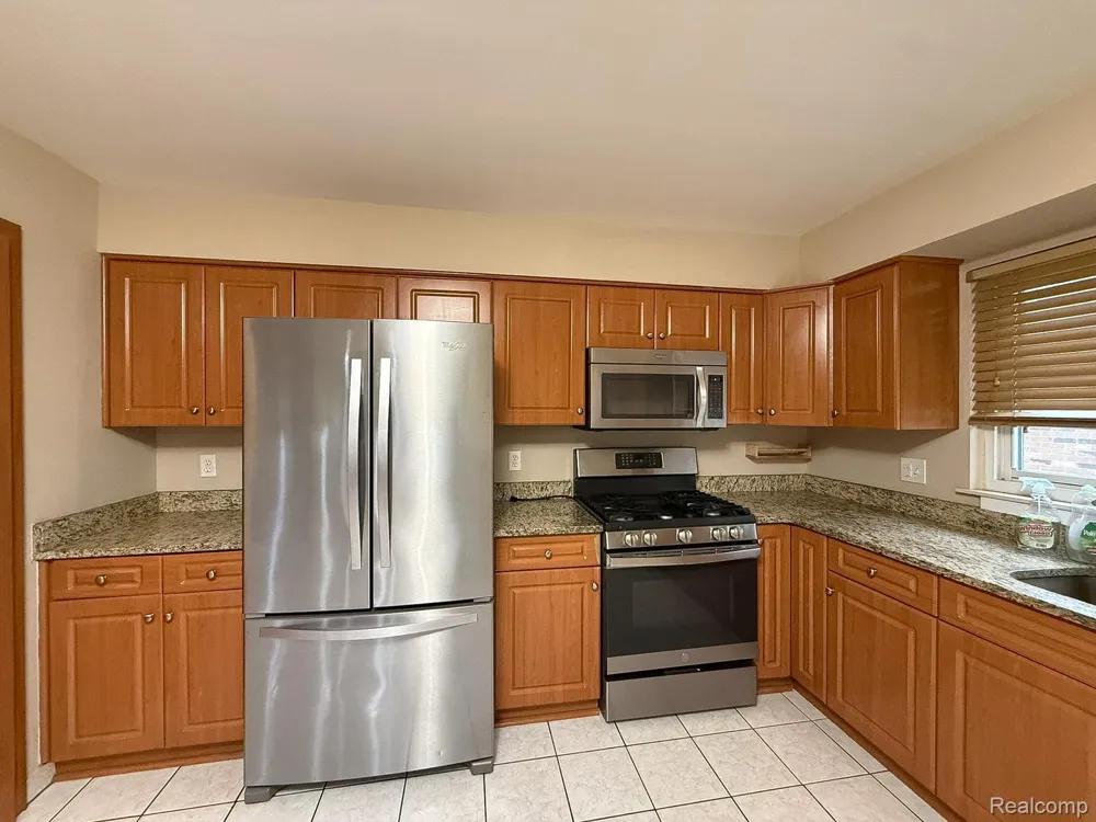 2863 Continental Drive Troy City, MI 48083